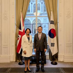 Shinhan Bank Signs Strategic Investment Agreement with UK Government in London